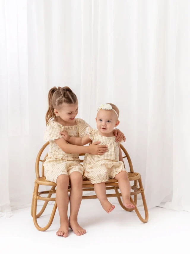 Syskonkärlek 🥰

Visste du att när man kommer till mig för en ettårs fotografering så går de självklart bra att ta någon syskonbild eller familjebild också om man vill det. 

En bild med hela familjen är något jag dessutom tycker är extra viktigt att ta och är en bild som kan vara svårt att ta själv med tex mobilen så passa på när du är hos fotografen och samla hela familjen 🥰

#fotografiluleå #1årsfotografering #bebisafotograferingiluleå #syskonkärlek #lilladufotografi #babyfotoluleå #fotografnorrbotten
