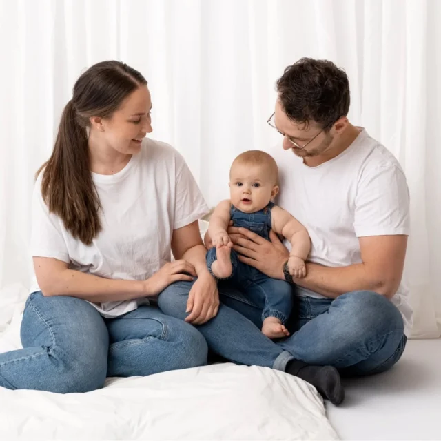 Hej Mamma ! 
Vill du föreviga såna här bilder själv hemma?
Jag kan hjälpa dig! 

Allt ni behöver är

naturligt ljus:
ett vitt tyg/gardin 
ett ljust rum
en säng med lite enfärgade ljusa kuddar 
en kamera
ett redigeringsprogram
och någon som både fotar och lockar fram de där små leendena (och du vill ju också vara med på någon bild eller hur?)

Kändes de där lite för mycket och överväldigande just nu?

Då är du varmt välkommen till mig.
Jag tar hand om allt, så att du bara kan dyka upp och landa i stunden.
Resultatet blir att du får vackra, tidlösa bilder att spara för alltid och som du dessutom är med på själv 🥰