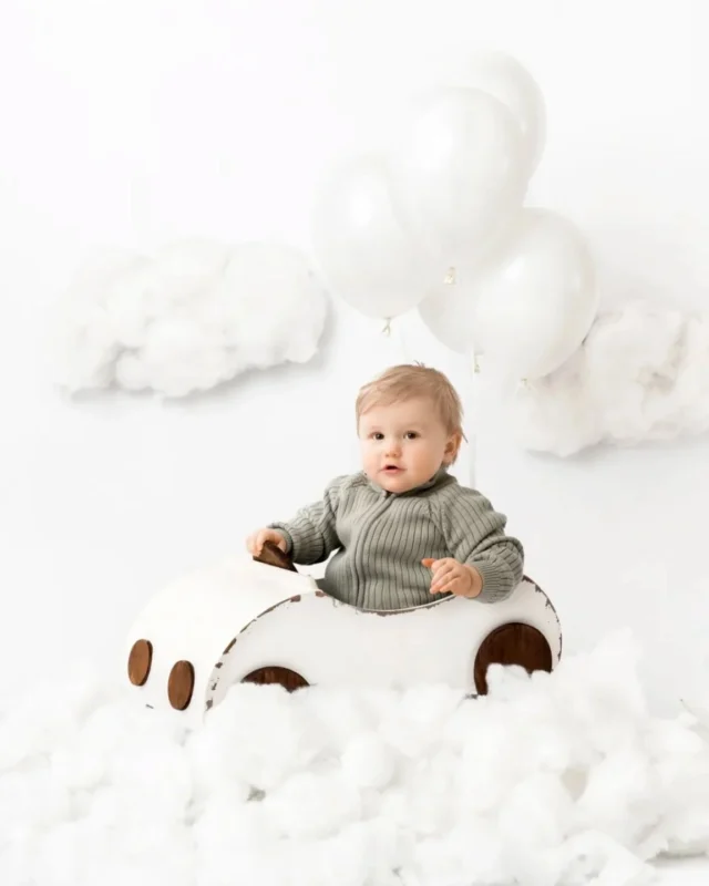 5 Tips inför din Bebisfotografering!

Vila och Mat:
Se till att din lilla älskling är utvilad och har ätit lite innan fotograferingen. En hungrig och trött bebis brukar sällan fungera optimalt.

Kläder i förväg: 
Plocka fram de kläder ni tänkt använda dagen innan för att undvika stress när ni ska iväg. Ta med 1-2 ombyten för att få lite variation i bilderna. Om du behöver hjälp med klädval, skicka bilder på det du tänkt så hjälper jag dig gärna.

Informera Syskonen: 
Berätta för eventuella syskon om ert besök hos fotografen och vad som gäller. Det skapar förståelse och samarbete under fotograferingen.

Mellanmål: 
Ta med något lätt att äta för bebisen. En liten minipuas med russin, majskrokar, banan eller klämmis kan vara bra att ha för en liten paus om energin börjar tryta.

Undvik Stress: 
Försök att inte stressa innan och till fotograferingen. Stress kan påverka bebisen, så om ni är lite sena, skicka gärna ett meddelande till mig. Jag förstår helt hur livet med en bebis kan vara.

Extra tips: Ta med bebisens favoritleksak eller snuttefilt för extra trygghet om bebisen blir lite ledsen.

Spara detta inlägg för att enkelt ta fram när det är dags för er fotografering! 👍 

Ser fram emot att få fånga magiska ögonblick med er och er bebis 🥰

#bebisfotografering #fotografiluleå #lilladufotografi #bebisfotograferingiluleå