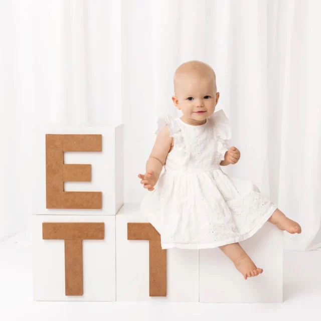 Är du orolig för hur din bebis kommer att bete sig under fotograferingen? 

Oroa dig inte! 
Som erfaren bebisfotograf har jag sett allt och har massor av knep i rockärmen för att få de bästa bilderna, oavsett hur ditt barn känner sig den dagen. Är din bebis blyg så brukar jag börjar med familjebilder och jag stressar aldrig igång fotograferingen direkt ni kommer utan jag känner av situationen och bekantar mig med bebisen och er innan vi börjar 🥰

Går det inte alls att få några bilder och din bebis bara gråter och är ledsen så bokar vi självklart om fotograferingen utan kostnad 👍

På bilden ser ni busiga Ines som var förbi på sin 1 års fotografering och efter denna sommar har de nya klossarna med bokstäverna ett verkligen blivit invigda ordentligt. Så många härliga 1 åringar som jag fått äran att fotografera i sommar är nog rekord hittills 🥳

#1årsfotografering #fotografiluleå #lilladufotografi #bebisfotograferingluleå #fotografnorrbotten #bebisfotograf