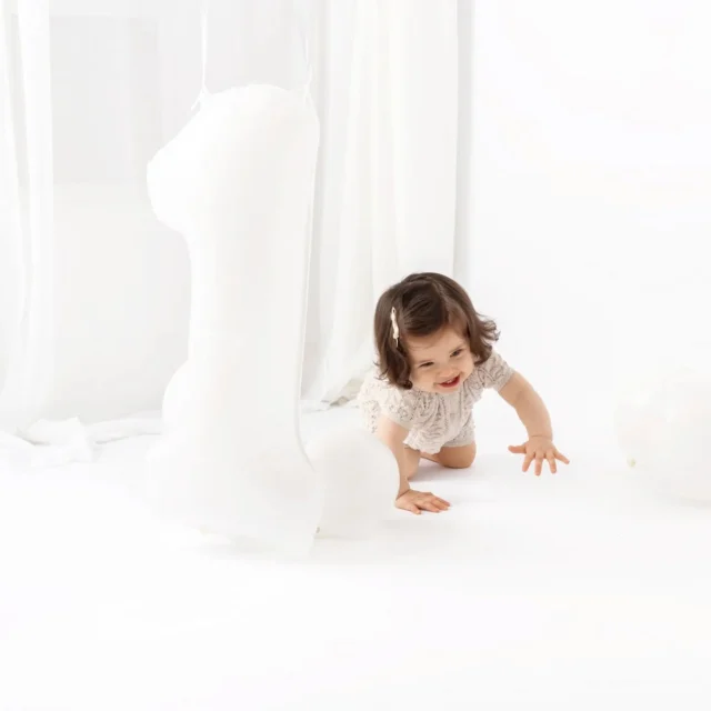 Watch out för denna lilla buse som fyllde 1 år i går 🥳🥰

Alma besökte mig i studion förra veckan och de var full rulle från start. Precis så som de kan vara vid en ettårs fotografering hos mig 🥰

#fotografnorrbotten #fotografluleå #bebisfotoluleå #1årsfotograferingluleå #lilladufotografi