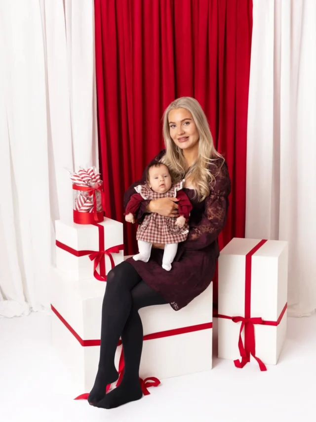 Julen är över och julkort skickade/delade så nu kan jag visa några av de fina som besökte mig i studion för julfotografering 🥰

Imorgon är de vardag igen för många men jag fortsätter att vara lite ledig några dagar till. 
Ska du jobba i morgon eller är du fortsatt ledig?