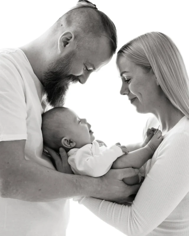 Nu är det dags igen!
Måndag 9/2 kör jag en till omgång av populära minifotograferingen, Välkommen till världen 🥰

Välkommen till världen, en kortare fotografering för de allra minsta.Är ni nyblivna föräldrar och vill fånga en av livets mest magiska stunder men av olika anledningar inte vill boka en hel nyföddfotografering? 

Detta är en kortare fotografering som är perfekt för er som vill föreviga den första tiden med er lilla skatt utan att behöva tillbringa flera timmar i studion.

Denna typ av fotografering sker endast ett fåtal gånger per år och sist jag hade den tog tiderna slut efter 2 dagar. 

❤️ 9/2 - 2026
💖 Pris: 1 500 kr (inkl. en bild som ni väljer efter fotograferingen) fler bilder kan köpas till.

📷 Fotograferingen tar ca 20 min och vi tar bilder som i inlägget.

Fotograferingen passar bebisar upp till ca 12 veckor och självklart är eventuella syskon välkomna också.

Antalet platser är begränsat, så boka er tid redan idag för att säkra er en plats 🥰

👉 Skicka mig ett meddelande om ni undrar något/vill boka eller läs mer på länken I profilen.