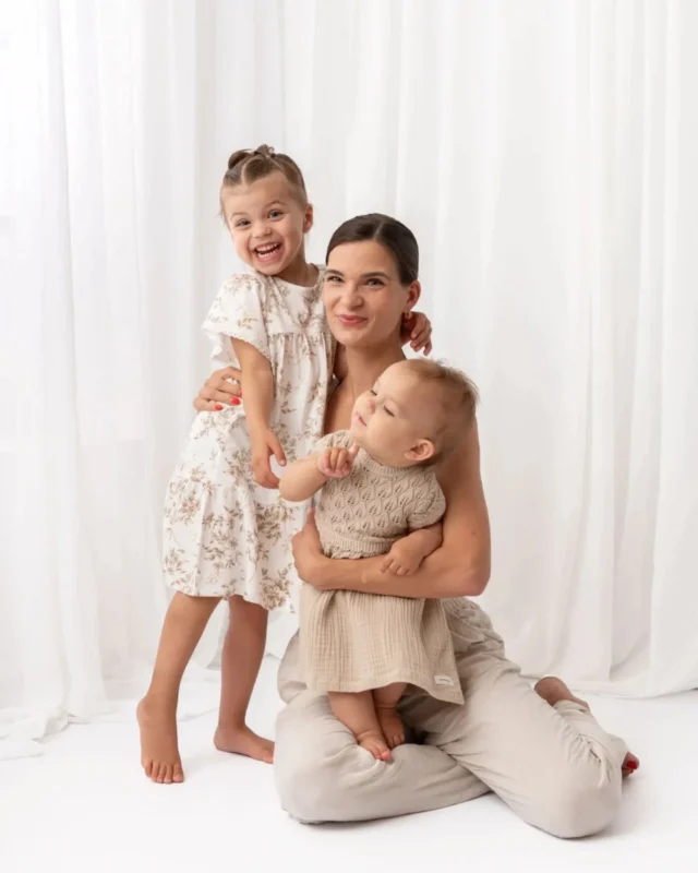 Det svåraste bilderna du kan ta är det bilder du själv är med på. 

Bokar du en fotografering för din lilla bebis hos en fotograf se då till att vara med på några bilder du med! Strunta i om du inte gått ner dom kilon du kanske ville gå ner efter fotograferingen, strunta i att du känner dig trött och sliten, jag kan nämligen lova dig att din bebis tycker om dig precis så som du är där och då.

Och jag vill även lova att dessa bilder är bilder som kommer betyda mest när din bebis är vuxen ❤️