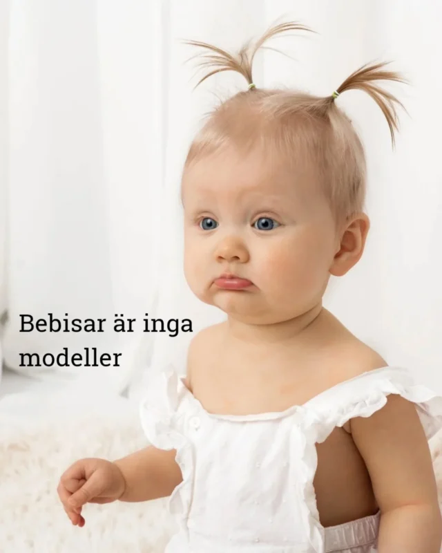Hos mig är det alltid bebisen som är bossen som bestämmer tempo och humör.

Självklart finns de lite små knep vi kan testa för att försöka få fram de där gulliga leendet som ni sett hemma men som du säkert också vet så är bebisar svåra att styra och vet du, det är helt okej. 

Jag älskar att fånga bebisar olika personligheter som visar sig under en fotografering och många gånger så är det inte alltid just de leende bilderna som föräldrar väljer 🥰