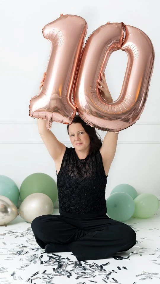 10 år i studion, mitt happy place 🎉

Det här är bara ett axplock av alla fina fotograferingar jag fått äran att ha under åren och jag är så otroligt tacksam för varenda en av er som besökt mig ❤️

Jag ser så  framemot många fler år i  studion med fina möten!

Hittar du din bild i reelen?
Ta en screenshot och skicka till mig så letar jag upp den i arkivet och mailar den till dig 🥰