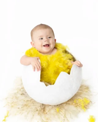 Snart bär de av till stugan där det vankas påskfirande med familjen så jag passar på att önska er alla en glad påsk med bilder på denna lilla kyckling 🐣