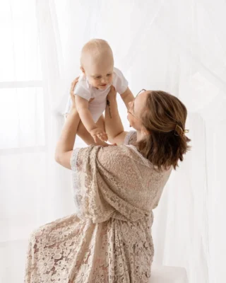 Har du en bild tillsammans med din mamma/ditt barn som du verkligen älskar?

Jag har inga bilder på mig, min mamma och mormor/farmor tillsammans.
Och det är något jag verkligen saknar idag.

Därför betyder den här fotograferingen så mycket för mig.

Denna fotografering blir en fin stund där du får vara tillsammans med din mamma, ditt barn, eller flera generationer, och faktiskt fastna på bild tillsammans.

Nu har jag öppnat bokningen för "Älskade mamma" minifotografering i min studio på Kronan i Luleå.

När? 
24 och 25 maj
Vad ingår?
15–20 min fotografering
3 digitala bilder med möjlighet att köpa till fler

PRIS 1500 kr

Möjlighet att låna kläder till både mamma och bebis (upp till 1 år) finns.

För dig med små barn, stora barn,  eller för dig som vill ha en bild tillsammans med din egen mamma.

Boka via länken i min profil eller kommentera ett hjärta så skickar jag mer information.

Platserna är begränsade!
