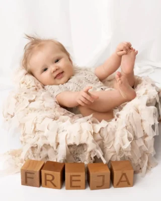 Bebisens första år

Idag fyller detta lilla charmtroll 1 år 🎉

Det känns som det var nyss jag träffade henne för sin första fotografering. 4 månader, 8 månader och slutligen 1 årsfotografering som vi avslutade med Lilla Picasso ( bilder från den delen kommer senare)

Att få följa en bebis under dens första år är något alldeles speciellt och jag tycker det är så kul att få se hur mycket som hänt sedan sist.

Stort grattis på din första födelsedag Freja och tack till dig och din mamma för att jag fått äran att föreviga en liten del av ditt första år ❤️
