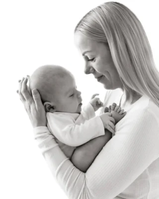 "Jag vet inte hur jag ska stå"

Det är nog en av de vanligaste meningarna jag får höra innan en fotografering och också en av anledningarna till att många mammor väljer att inte vara med på bild med sin lilla bebis.

Men vet du, det behöver du inte veta 🥰

Jag guidar dig genom hela fotograferingen, från hur du ska stå till var du ska titta och hur du kan hålla din bebis på ett naturligt sätt.

Mitt mål är inte stela poser, jag vill fånga er precis som ni är oxh det finaste bilderna kommer ofta när kameran glöms bort och du gosar med din lilla bebis ❤️

Nästa gång du bokar en fotografering för din bebis,glöm inte att vara med på någon bild du med!