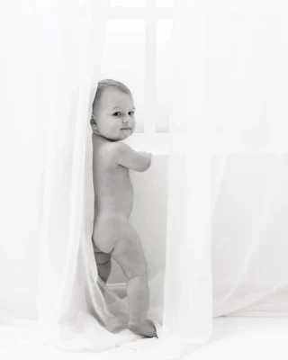 I framtiden kommer du inte minnas vad din fotografering kostade...
Du kommer minnas  de små händerna och de små fötterna. 
Du kommer minnas  skratten oxh det gulliga leendet och du kommer minnas den nyfikna blicken som möter din.
Du kommer minnas och tänka tillbaka på hur liten din bebis faktiskt har varit 🥰
Tiden går fortare än vi tror och jag älskar verkligen att fotografera alla milstolpar och personligheter under en bebis första år.
Målet med bilderna jag tar under er fotografering är att de ska bli bilder som ni stolt vill visa upp,  inte bara nu utan även i framtiden när ni vill minnas tillbaka 🥰