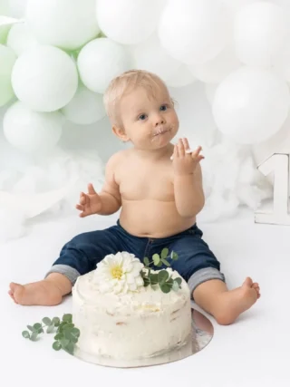 Smash the cake fotografering 
1-årsfotograferingen där er bebis får gå lös på en alldeles egen tårta.
Lilla Picasso fotografering 
Kreativ 1-årsfotografering där er blivande 1-åring får måla en tavla 🥰
Mjölkbadsfotografering
Härlig och blöt fotografering där er bebis får bada och plaska i en fin balja med varmt vatten som blandas med en skvätt mjölk. Mjölken gör att vattnet får en fin vit färg.
Klassisk 1-årsfotografering 
Enkel och tidlös fotografering för bebisen som varken gillar att bada eller kladda.
Jag får ofta frågan...
Vilken 1-årsfotografering ska vi välja?
Mitt svar är nästan alltid detsamma.
Det viktigaste är inte vilket upplägg ni väljer,  det viktigaste är att  det känns rätt för dig och din bebis!
Hos mig finns det flera olika alternativ att välja på för att passa just din bebis då alla bebisar är olika 🥰
Vilken 1-årsfotografering tror du att din bebis hade älskat?