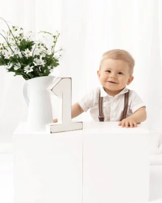 Grattis på din första födelsedag Vincent! 🥰🎉
Detta lilla busfrö har ni säkert sett flera gånger här i flödet, för det här är verkligen inte första gången jag fått äran att fotografera honom.
Jag har också fått den stora äran att vara hans fadder, vilket gör det extra fint att få följa honom genom livet.
Och nu fyller han alltså 1 år! 🥹
Galet ändå… jag kan inte säga det nog många gånger, tiden går verkligen så otroligt snabbt!
Från den där lilla bebisen jag fotograferade redan när han låg i sin mammas mage  till den här lilla charmiga ettåringen. 
Jag är verkligen så tacksam att jag inte bara fått fotografera han under hans första år utan även att jag kommer få vara i hans närhet många år till ❤️