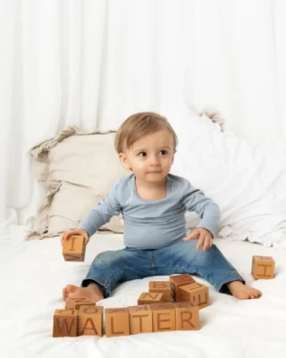 Min ettåring är omöjlig att fånga på bild, den är överallt och sitter aldrig still. Det kommer inte gå att få några bra bilder så jag vågar inte boka in någon fotografering. 
Känns de tankarna igen?
Stopp stopp stopp, tänk inte på det!
En ettåring är en ettåring. En bebis har sina egna ideer och den lilla personen kan ändra humör flera gånger under en fotografering. Men det är lungt och precis som de ska vara i den åldern. Jag är van och jag  försöker inte få din bebis att vara någon annan sig själv och det är alltid den som är bossen.
Vi tar det i bebisens tempo. Är det en bebis med full rulle? Ja, då kör även jag full rulle. 😉
Bebisen bestämmer, jag kryper efter med kameran i högsta hugg och ni föräldrar får kanske svettas lite ni också men jag lovar er att det är värt de ❤️